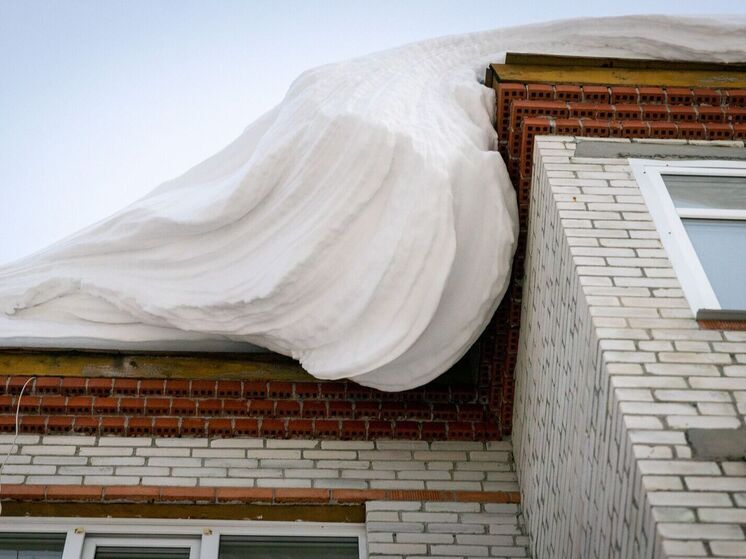 Администрация Приуральского района напомнила о рисках схода снега с крыш