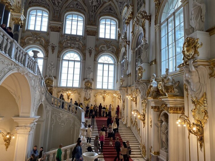 Длинная очередь из туристов выстроилась в Эрмитаж 4 января