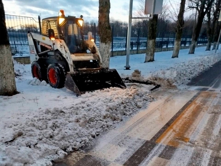 Команда из дворников и спецтехники продолжит сражаться со снегом в Светлом