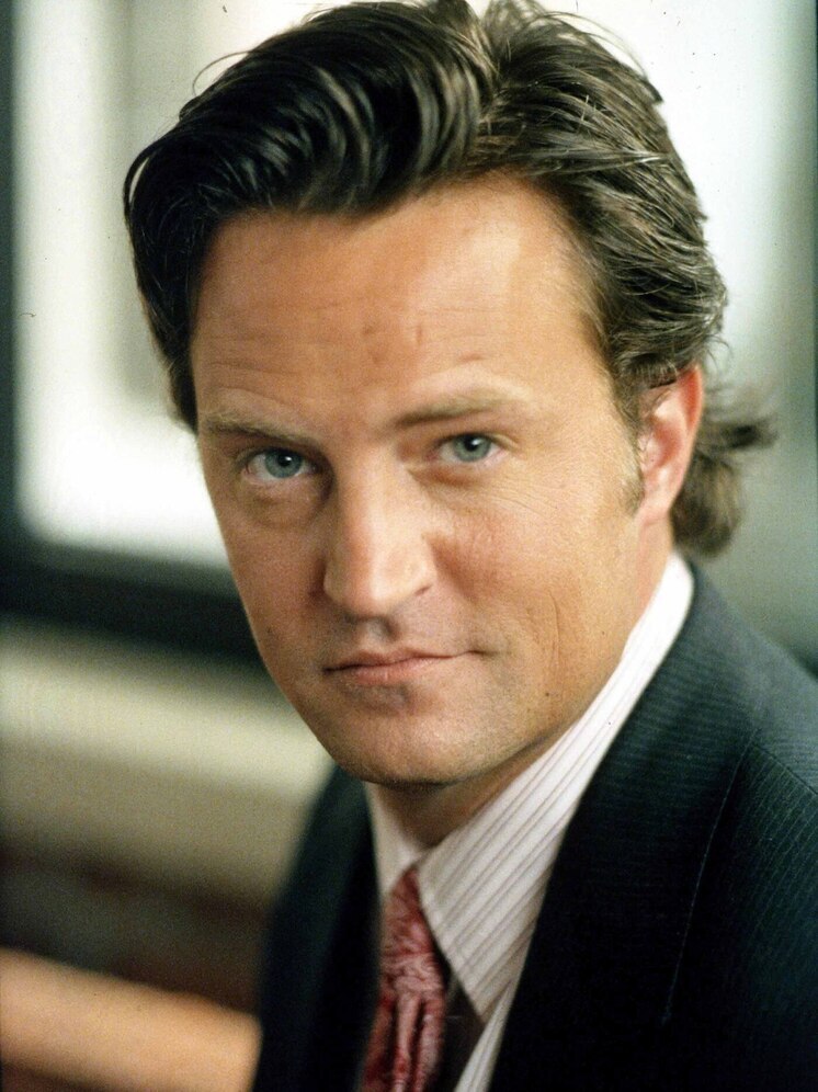 На могиле актера Мэттью Перри установили памятную табличку через 2 года после смерти