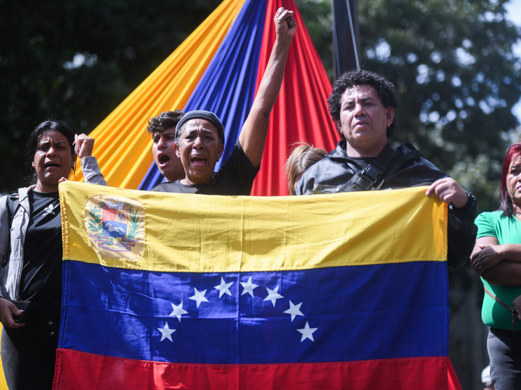 РИА: сотни венесуэльцев у дворца президента требуют от США вернуть Мадуро