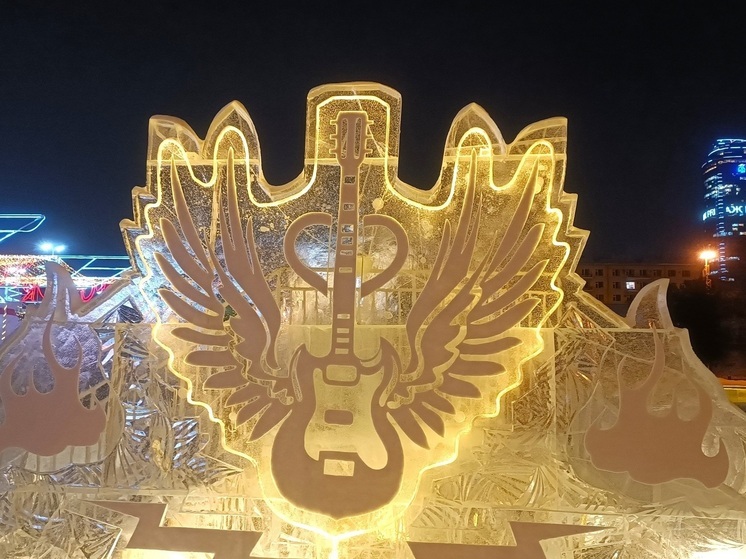 Ледовый городок в Екатеринбурге засыпали противоледными реагентами