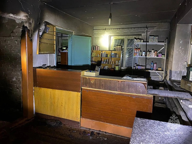 В Алтайском крае из-за короткого замыкания в электрокотле загорелись почта и магазин