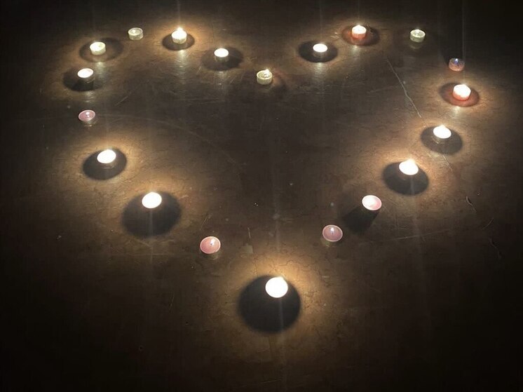 Петербуржцам посоветовали украсить дом свечами в Рождество