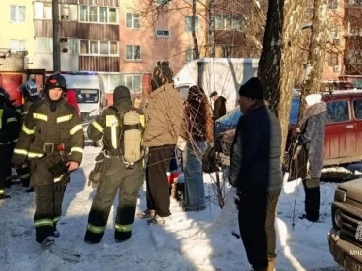 При пожаре в многоэтажке в Курске пожарные спасли 7 человек