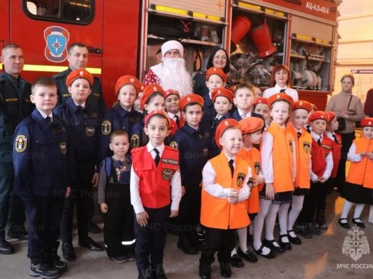 Орловские школьники примерили форму пожарных и загадали желания
