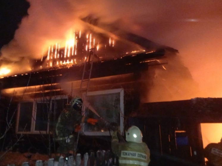 Свердловские гаишники спасли пожилую пару при пожаре