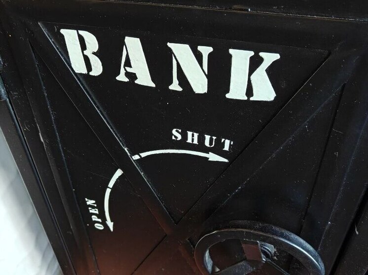 Петербуржцам посоветовали вкладывать доход в золото