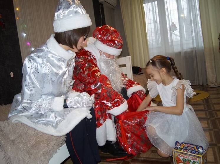 Полицейский Дед Мороз пришел к детям в Хабаровском крае