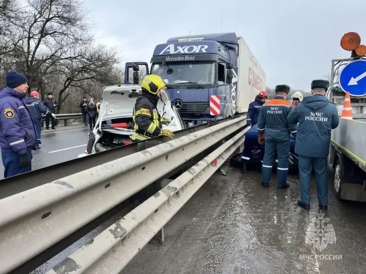 За сутки 4 января спасатели Ростовской области выезжали на тушение восьми пожаров и ликвидацию двух ДТП