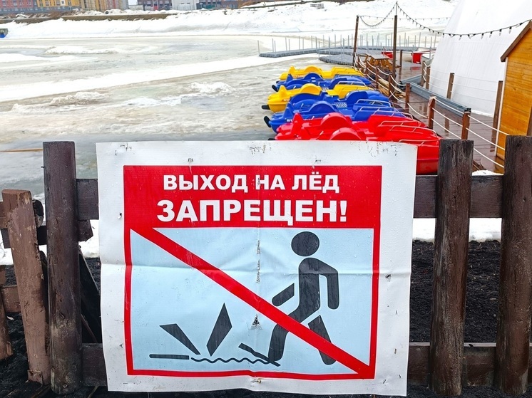 На Белоярском водохранилище мужчины на снегоходе провалились под лед