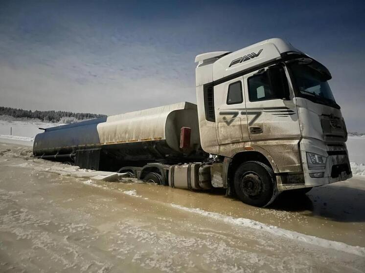Автоцистерна провалилась под лёд на переправе в Мезенском округе