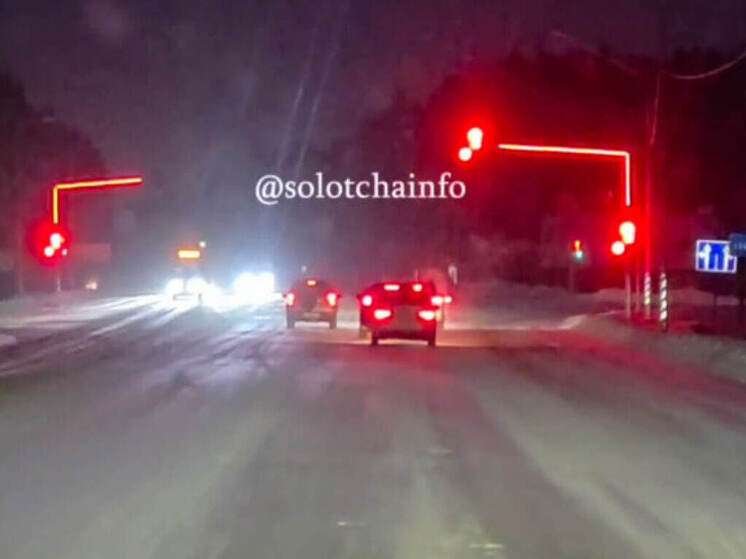 У поворота на Поляны заработал новый светофор