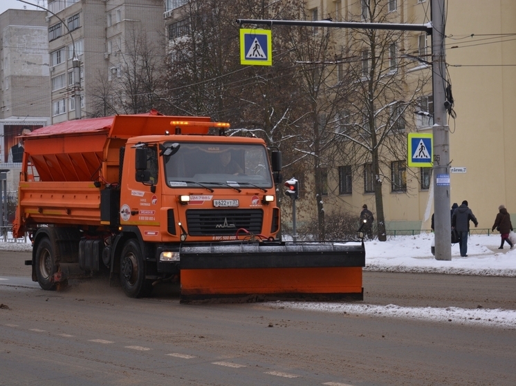 В Иванове ночью на улицы вышли больше 20 снегоуборочных машин