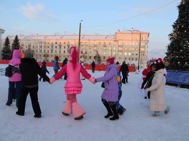 На площади Победы в Северодвинске продолжается новогодняя сказка