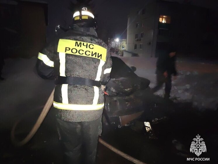 Огонь охватил «легковушку» в Каменском районе