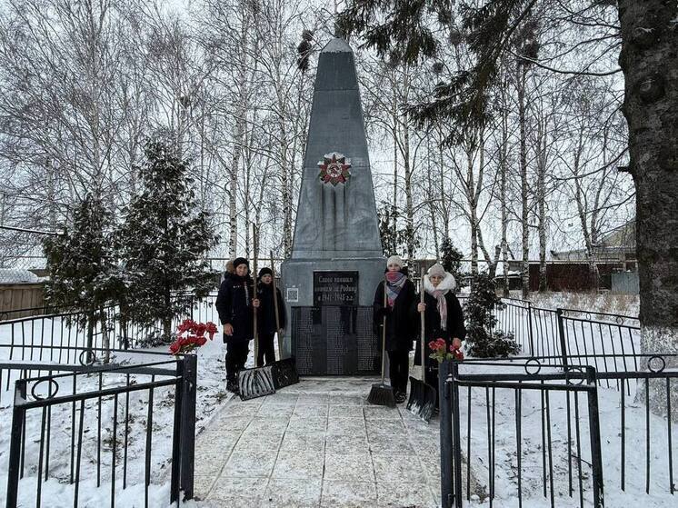 В Чувашии школьники очищают от снега памятники и скверы