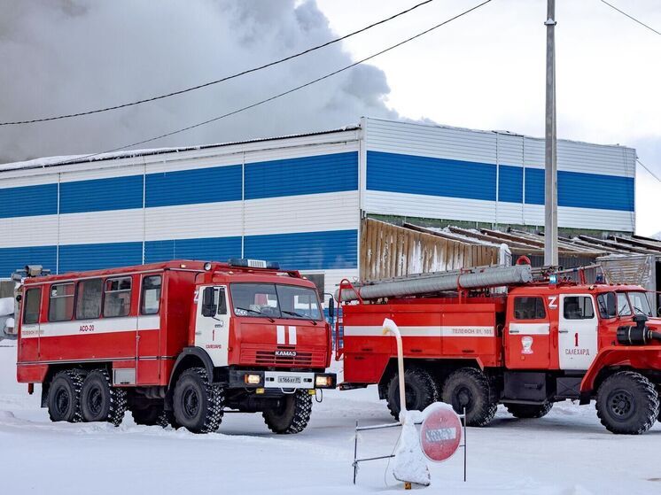 Двухэтажный гараж со снегоходом сгорел в Ноябрьске