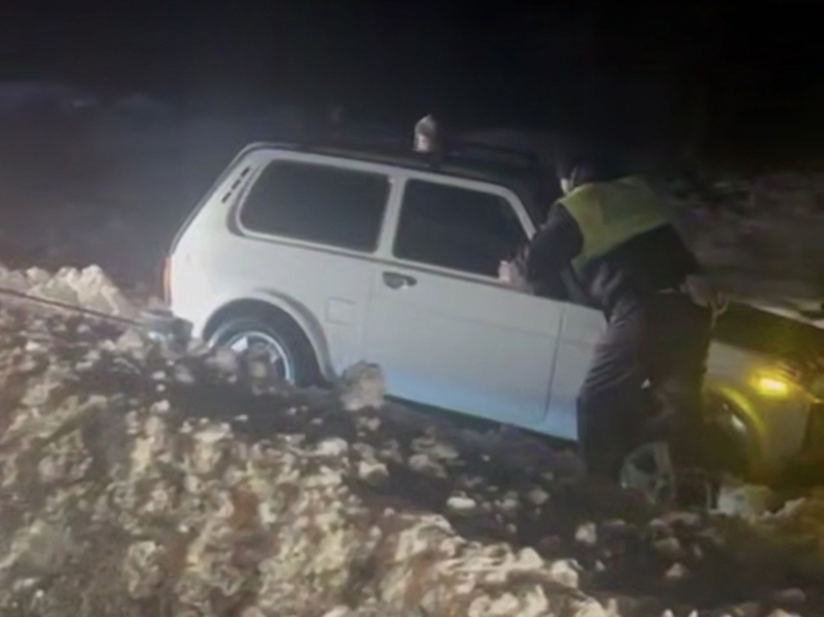 Инспекторы ДПС помогли водителю выбраться из сугроба в Гулькевичском районе