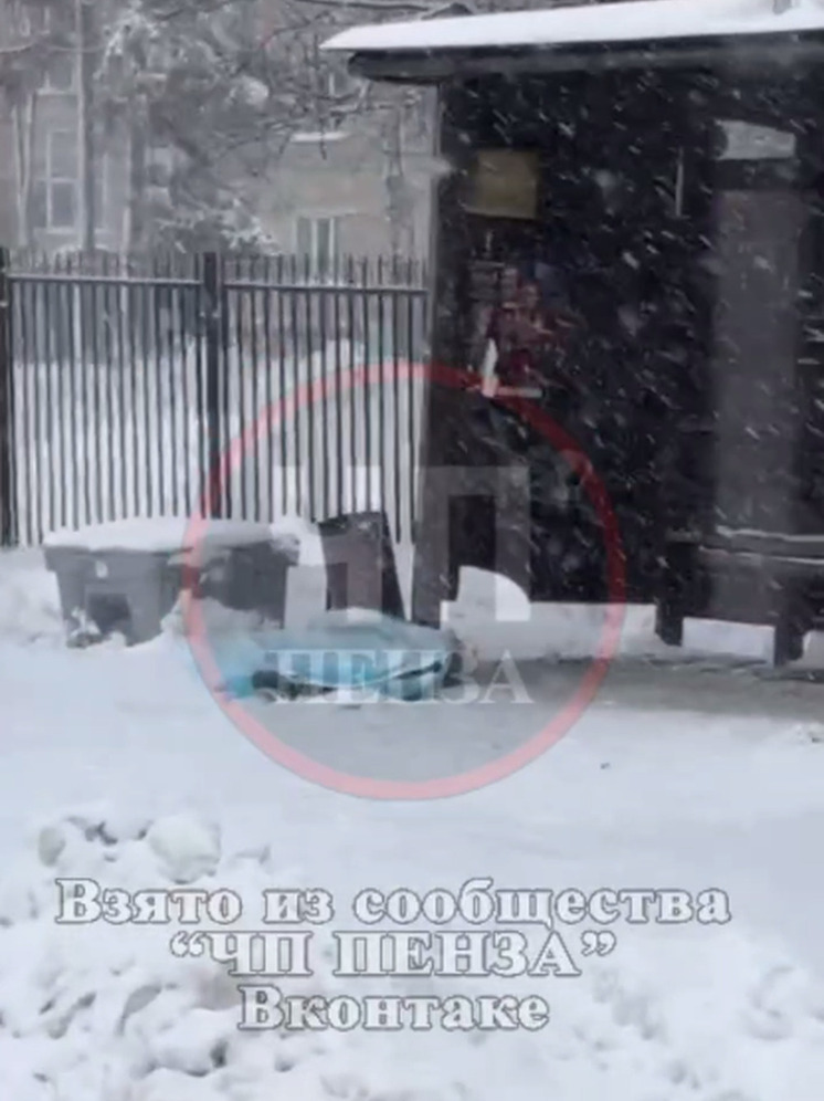 В Пензе на остановке «Автодорожный колледж» обнаружили тело мужчины