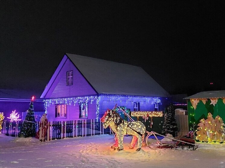 В Тюменской области жители по-новогоднему преображают дома и дворы