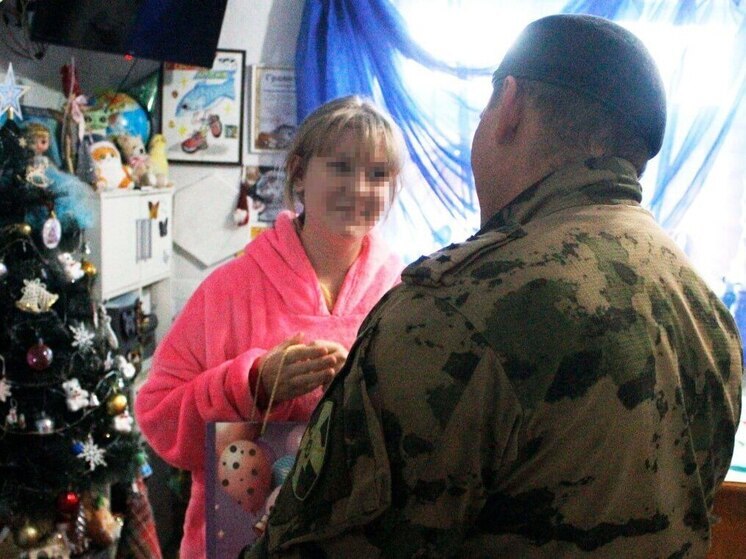 Спецназ Росгвардии подарил новогоднюю сказку юной жительнице Геническа