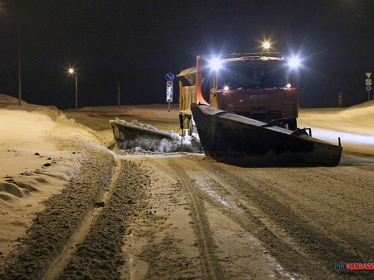 Коммунальщики расчистили дороги и проезды в Кировском районе и посёлке Пионер
