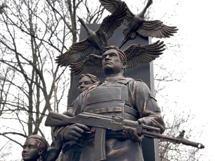 Югорчане установили в Макеевке первый в мире памятник, созданный на 3D-принтере