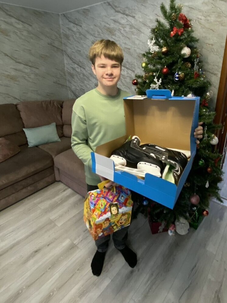 Артём Туров исполнил новогодние желания ребят из Смоленска и Хиславичского муниципального округа