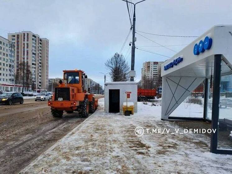 Усиленная смена коммунальщиков вышла на уборку Белгорода после ночного снегопада