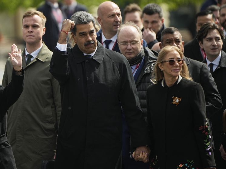 Дела Николаса Мадуро, президента Венесуэлы, и его супруги в понедельник перейдут из секретной сферы военных специальных операций в обыденный мир Федерального окружного суда в Нижнем Манхэттене, где в полдень они предстанут перед судьей по обвинению в заговоре с целью незаконного оборота наркотиков и других преступлениях, пишет The New York Times