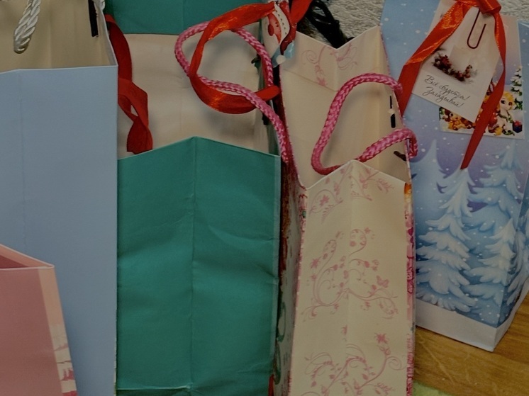 Сладкие подарки и внимание: в Бердянске поздравили детей защитников Отечества