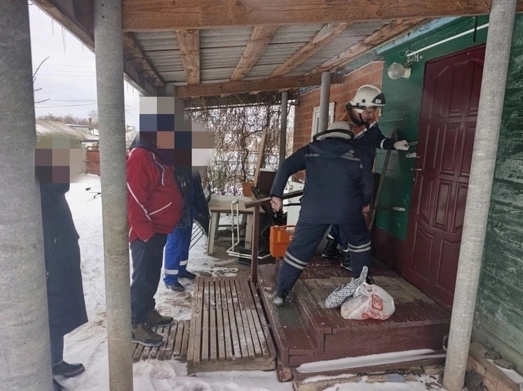 В Ростовской области спасатели вызволили мужчину с инсультом из запертой квартиры