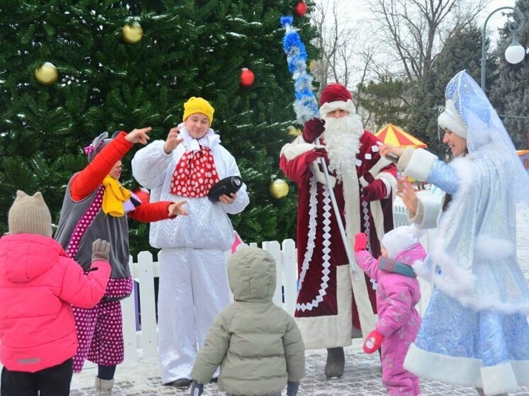У центральной ёлки Астрахани ежедневно проходят праздничные мероприятия