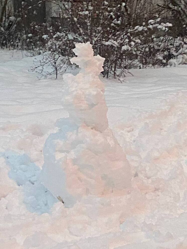 Российские бойцы слепили снеговиков для охраны территорий в зоне СВО