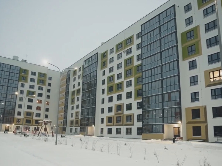 Александр Дронов вручил новгородским врачам ключи от новых квартир