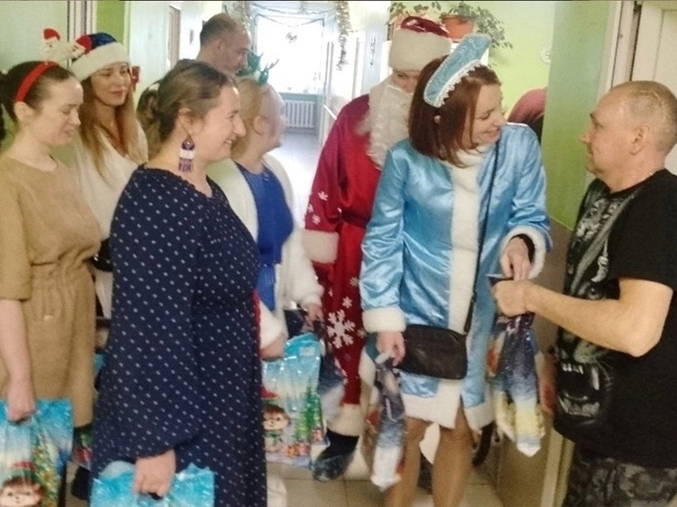 «Мудрые дети» поздравили с Новым годом всех, кто живет в Богородском доме-интернате