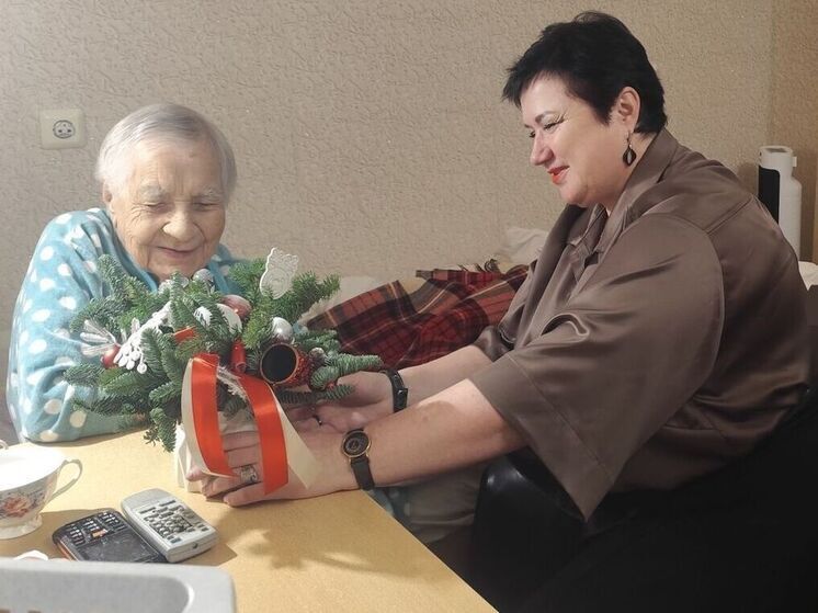 Партийцы в Костромской области поздравляют ветеранов с Новым годом