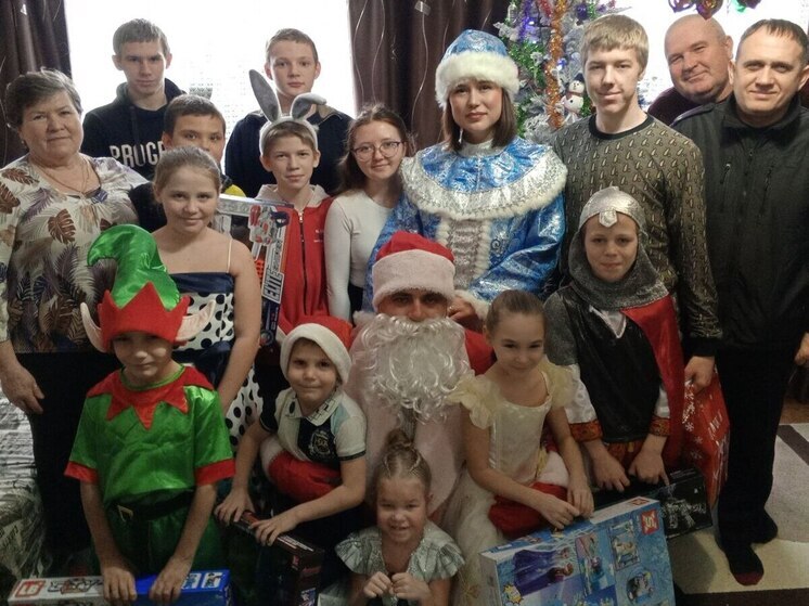 В Крыму многодетную семью пенсионера МВД поздравили с Новым годом