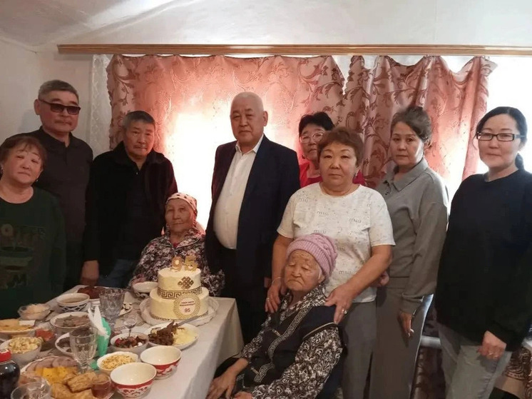 Жительницу Калмыкии поздравили с 90-летним юбилеем