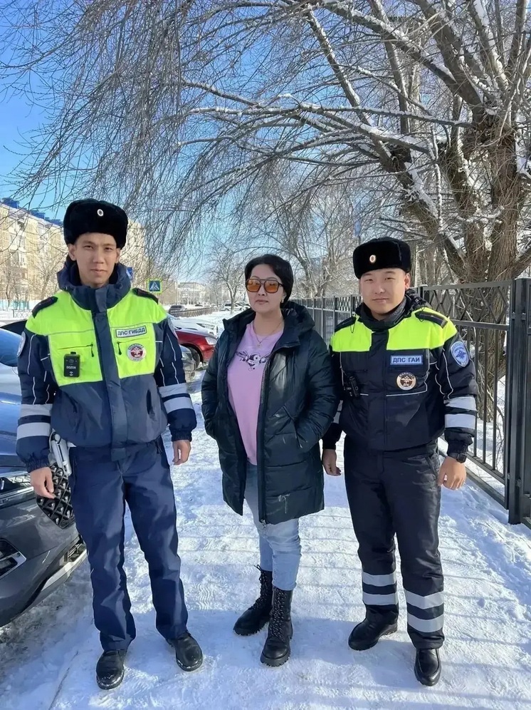 В Калмыкии сотрудники ДПС спасли девочку от стаи бродячих собак