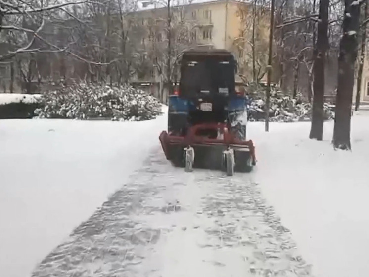 Мэр Великого Новгорода проверил ход уборки снега с городских улиц