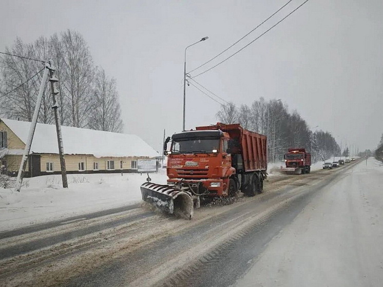 В Кировской области за сутки обработали почти 2700 км дорог после снегопадов