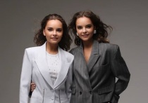 Титулованные российские художественные гимнастки Арина и Дина Аверины поделились бэкстейджем недавней фотосессии. Близняшки снялись в парных нарядах в мужском стиле.