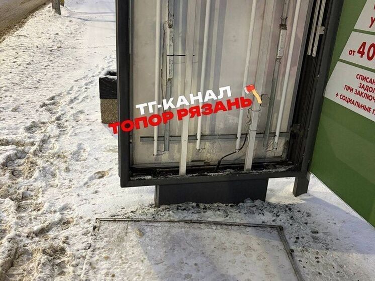 Неизвестные сломали остановку на «Детском мире» в Рязани