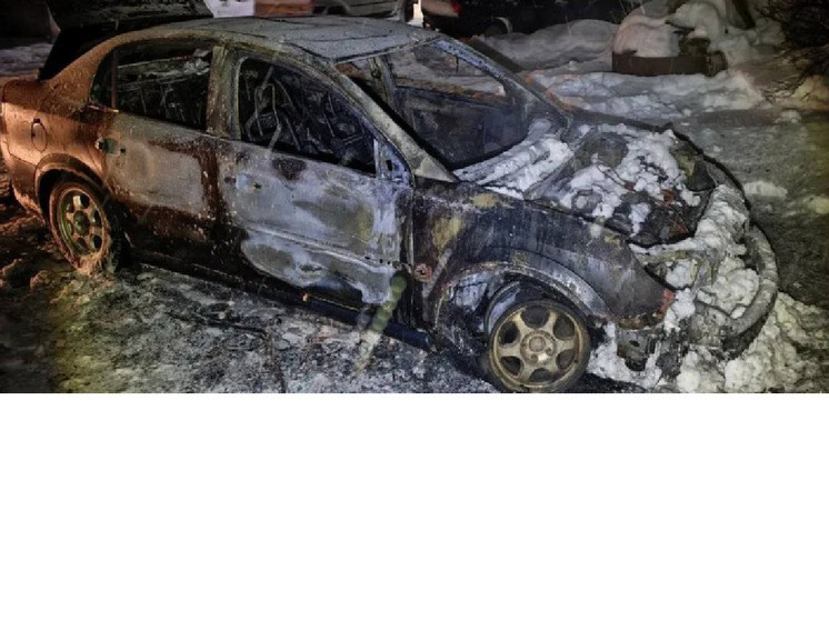 В Рабочеостровске сгорел сегодня легковой автомобиль