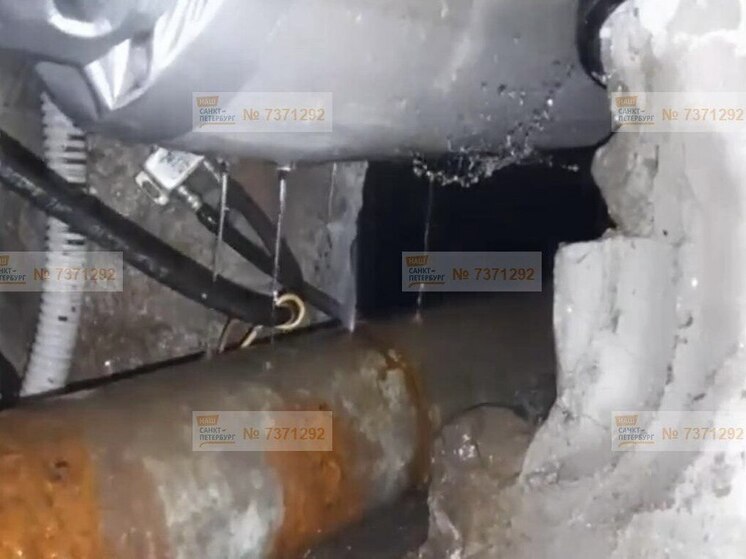 В квартире на Большой Пороховской трубы текут на электропровода