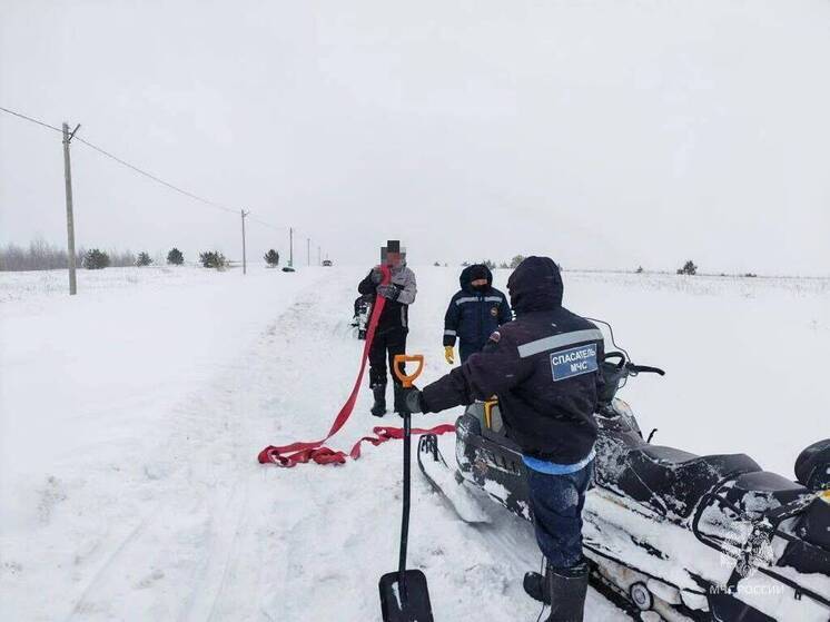 Под Казанью спасли мужчин, застрявших на снегоходе в глубоком сугробе