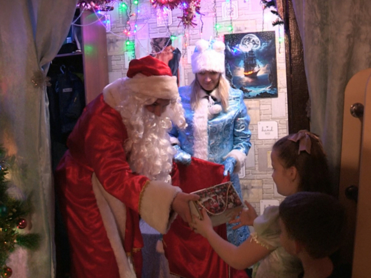 Полицейские Орловщины поздравили с Новым голом детей из нуждающихся семей