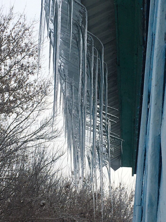 Температурные качели образовали в Воронежской области завораживающие сосульки
